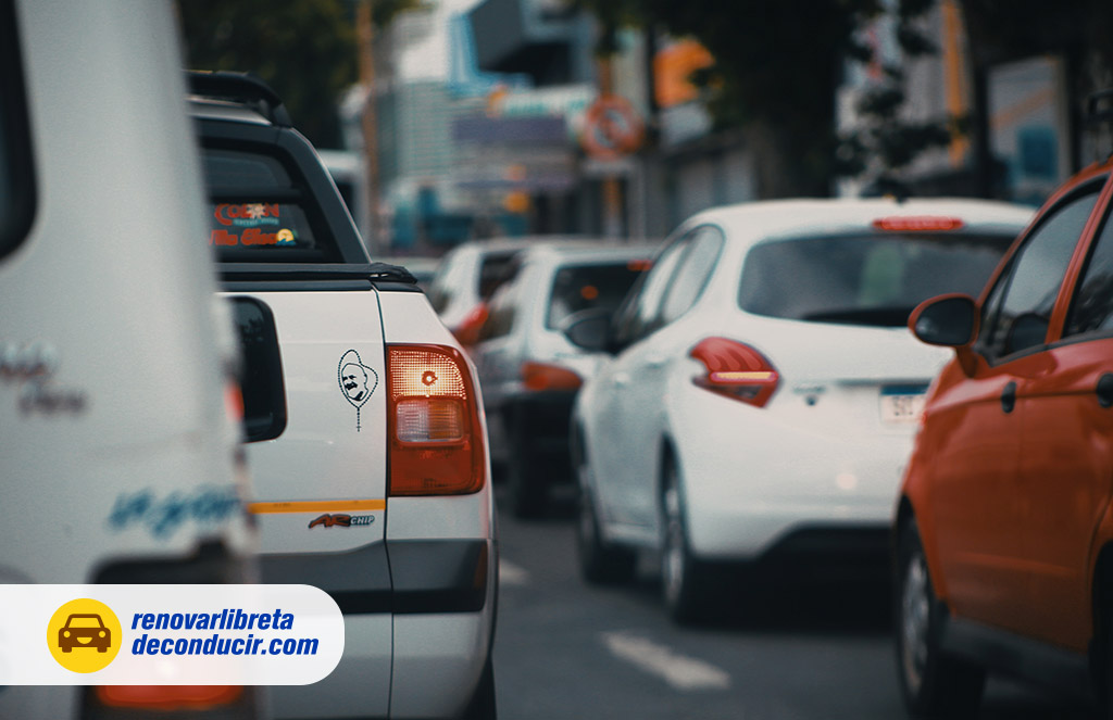 Vehículos transitados por las calles de Montevideo, algunos van a renovar la libreta de conducir